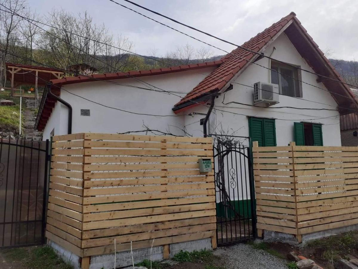 فيلا Andrei Sasca Montană المظهر الخارجي الصورة